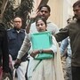 আইপ্যাকের কর্ণধার প্রতীক জৈনের বাড়ির বাইরে সবুজ ফাইল হাতে মমতা বন্দ্যোপাধ্যায়। (ছবি সৌজন্যে পিটিআই)