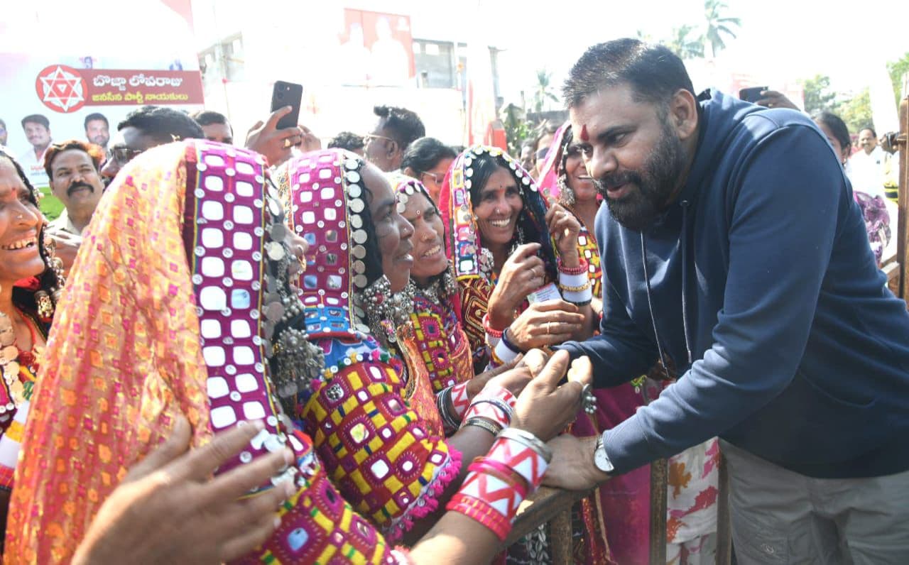 <p>ఏపీ డిప్యూటీ సీఎం పవన్ కల్యాణ్ పిఠాపురంలో పర్యటించారు. ఓ. బి. ఎస్ మున్సిపల్ హైస్కూల్ ప్రాంగణంలో ఘనంగా ప్రారంభమైన పీఠికాపుర సంక్రాంతి మహోత్సవ వేడుకల్లో పాల్గొన్నారు. సాంస్కృతిక కార్యక్రమాలతో పాటు హస్తకళలు, చేనేత కళలు గొప్పదనాన్ని చాటేలా ఏర్పాటు చేసిన స్టాల్స్ ను సందర్శించారు.</p>