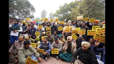 AAP workers holding a protest outside the house of SAD chief Sukhbir Singh Badal at Badal village in Lambi, Muktsar. (HT) AAP workers holding a protest outside the house of SAD chief Sukhbir Singh Badal at Badal village in Lambi, Muktsar. (HT)