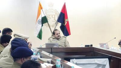 CP Arora directs officials at Saturday’s meeting. (HT PHOTO)