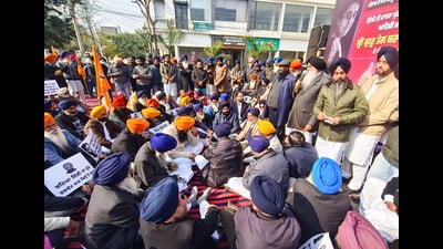 Shiromani Akali Dal members hold a protest against the alleged remark on Sikh Guru Tegh Bahadur by AAP leader Atishi, in Patiala on Saturday. (ANI) Shiromani Akali Dal members hold a protest against the alleged remark on Sikh Guru Tegh Bahadur by AAP leader Atishi, in Patiala on Saturday. (ANI)