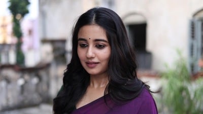 কেন কখনও অনস্ক্রিন চুমু খান না স্বস্তিকা?