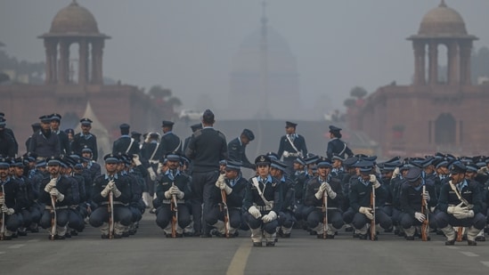 Indian Air Force contingent during rehearsals for the upcoming Republic Day parade amid cold weather conditions at Kartavya Path&nbsp;(Raj K Raj/Hindustan Times)