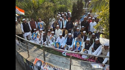 Congress men protest in Dhanbad (HT PHOTO) Congress men protest in Dhanbad (HT PHOTO)