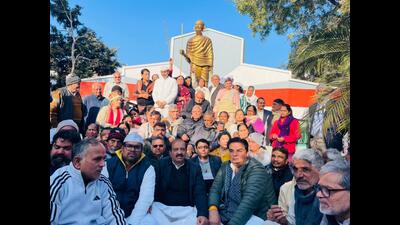 Former chief minister and leader of opposition (LoP) Bhupinder Singh Hooda on Sunday led a protest in Rohtak along with Congress workers against the alleged dilution of MGNREGA. (HT Photo) Former chief minister and leader of opposition (LoP) Bhupinder Singh Hooda on Sunday led a protest in Rohtak along with Congress workers against the alleged dilution of MGNREGA. (HT Photo)