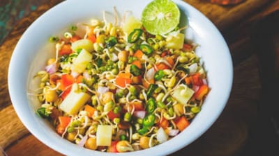 Sprouted Salad For Lunch (Freepik)