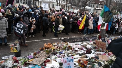 MINNEAPOLIS, MINNESOTA - JANUARY 10: Demonstrators march past a memorial to Renee Good on January 10, 2026 in Minneapolis, Minnesota. Good was fatally shot by an immigration enforcement agent during an incident in south Minneapolis on January 7.   Scott Olson/Getty Images/AFP (Photo by SCOTT OLSON / GETTY IMAGES NORTH AMERICA / Getty Images via AFP) (Getty Images via AFP)