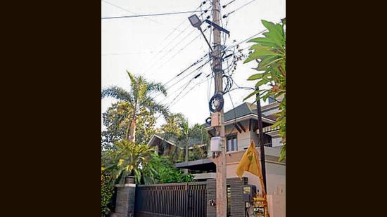 A defunct street light in Gurdev Nagar, Ludhiana, on Sunday. (Manish/HT)