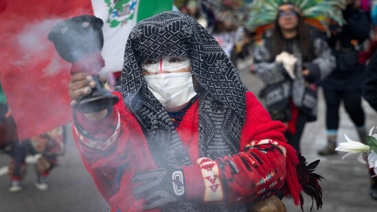 MINNEAPOLIS, MINNESOTA - JANUARY 10: A native American smudging ceremony is performed at a memorial to Renee Good as demonstrators participated in a march past the site on January 10, 2026 in Minneapolis, Minnesota. Good was fatally shot by an immigration enforcement agent during an incident in south Minneapolis on January 7. Scott Olson/Getty Images/AFP (Photo by SCOTT OLSON / GETTY IMAGES NORTH AMERICA / Getty Images via AFP)(Getty Images via AFP)