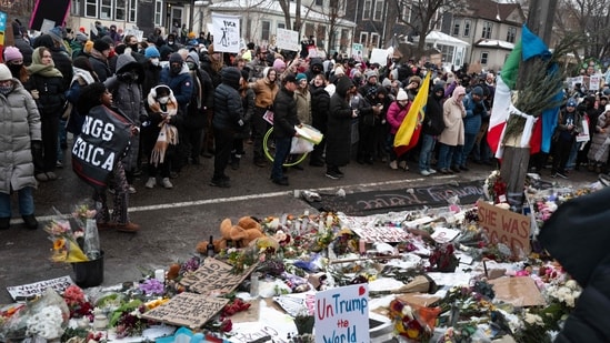MINNEAPOLIS, MINNESOTA - JANUARY 10: Demonstrators march past a memorial to Renee Good on January 10, 2026 in Minneapolis, Minnesota. Good was fatally shot by an immigration enforcement agent during an incident in south Minneapolis on January 7. Scott Olson/Getty Images/AFP (Photo by SCOTT OLSON / GETTY IMAGES NORTH AMERICA / Getty Images via AFP)(Getty Images via AFP)