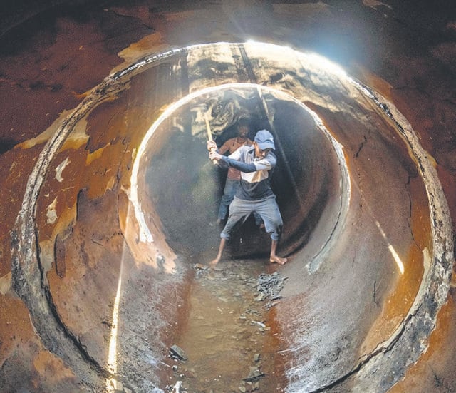 BMC workers begin repair work in Powai, Mumbai, after completing the installation of a 2400 mm diameter water pipeline between Powai Anchor Block and Maroshi Tunnel Shaft. (Satish Bate/HT Photo)
