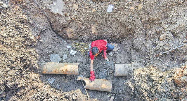 A civic worker during restoration work of Narmada water pipelines in the aftermath of deaths caused by consumption of allegedly contaminated water, in the Bhagirathpura area of Indore, Madhya Pradesh. (PTI)