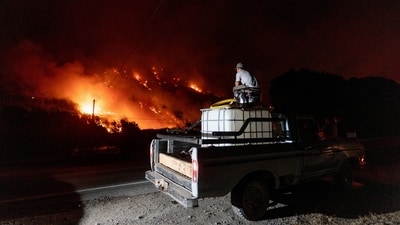 A man looks at a wildfire from his vehicle in Cerro Pirque, in the Patagonian province of Chubut, Argentina January 9, 2026. REUTERS/Matias Garay     TPX IMAGES OF THE DAY (REUTERS)
