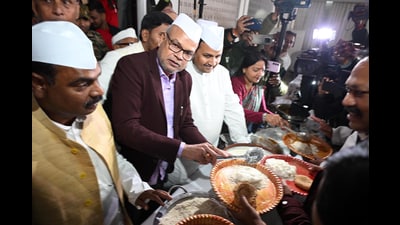 Bihar Congress president Rajesh Ram distributes 'Chura-Dahi-Tilkut' to party workers during 'Chura-Dahi Bhoj' ahead of Makar Sankranti festival at Sadaqat Ashram in Patna, Monday (SANTOSH KUMAR/HT) Bihar Congress president Rajesh Ram distributes 'Chura-Dahi-Tilkut' to party workers during 'Chura-Dahi Bhoj' ahead of Makar Sankranti festival at Sadaqat Ashram in Patna, Monday (SANTOSH KUMAR/HT)