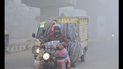 Commuters out on a foggy and cold morning in Amritsar on Monday. (Sameer Sehgal/HT) Commuters out on a foggy and cold morning in Amritsar on Monday. (Sameer Sehgal/HT)