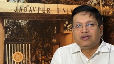 SIR শুনানিতে হাজিরা যাদবপুর বিশ্ববিদ্যালয়ের উপাচার্যর (সৌজন্যে টুইটার) SIR শুনানিতে হাজিরা যাদবপুর বিশ্ববিদ্যালয়ের উপাচার্যর (সৌজন্যে টুইটার)
