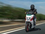 రేంజ్​లో ఈ ఎలక్ట్రిక్​ స్కూటర్లు బెస్ట్​!