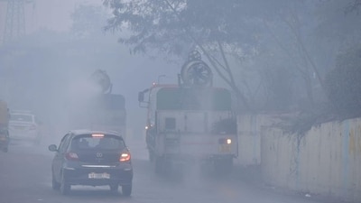 A water spray cannon runs across the national capital as thick fog engulfs the city amid freezing temperatures. (Sakib Ali/Hindustan Times) A water spray cannon runs across the national capital as thick fog engulfs the city amid freezing temperatures. (Sakib Ali/Hindustan Times)