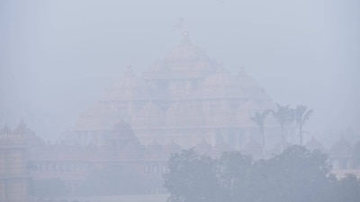 Akshardham temple in Delhi stands covered in fog as the city recorded low temperatures over the past few days. (Sakib Ali/Hindustan Times) Akshardham temple in Delhi stands covered in fog as the city recorded low temperatures over the past few days. (Sakib Ali/Hindustan Times)