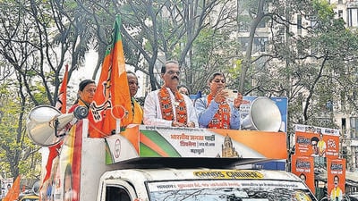 BJPs’ Brabhakar Shinde canvassed the area on Tuesday right after MNS–Shiv Sena (UBT) alliance candidate Satyawan Dalvi too went past similar areas. BJPs’ Brabhakar Shinde canvassed the area on Tuesday right after MNS–Shiv Sena (UBT) alliance candidate Satyawan Dalvi too went past similar areas.