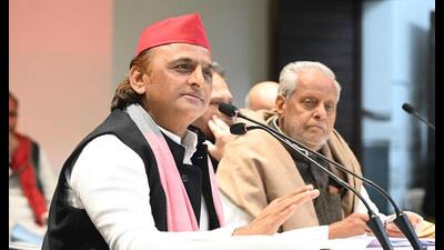 Samajwadi Party national president Akhilesh Yadav addressing a press conference in Lucknow on January 13. (HT photo)