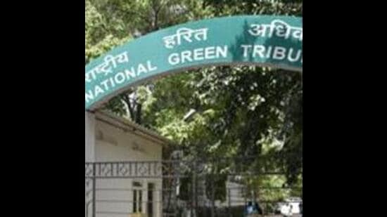 The National Green Tribunal (NGT) has imposed a fine on the Srinagar Municipal Corporation (SMC) for failing to come out with a progress report on the problem of dealing with the 11 lakh metric tons of legacy waste lying at the Achan landfill site in Srinagar. (HT)