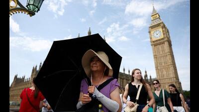 A woman shields herself from sun with an umbrella at Westminster Bridge as temperatures rose in London, Britain, on June 21, 2025. (REUTERS) A woman shields herself from sun with an umbrella at Westminster Bridge as temperatures rose in London, Britain, on June 21, 2025. (REUTERS)