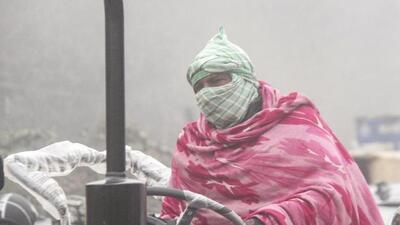 Due to dense fog, the visibility was reduced to 300 meters at 3am in the outer and rural areas and reached 350 meters by 8:30am. (PTI photo)
