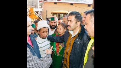 Himachal PWD minister Vikramaditya Singh interacting with fire-hit people in Solan’s Arki market on Wednesday. (HT Photo) Himachal PWD minister Vikramaditya Singh interacting with fire-hit people in Solan’s Arki market on Wednesday. (HT Photo)