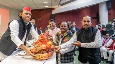 Samajwadi Party president Akhilesh Yadav with party workers in Lucknow on Wednesday. (HT)
