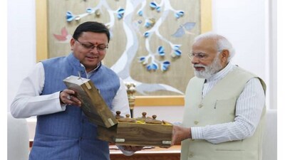Uttarakhand Chief Minister Dhami presents a memento to Prime Minister Modi, as the state ranks first among small states in NITI Aayog’s Export Preparedness Index 2024. Uttarakhand Chief Minister Dhami presents a memento to Prime Minister Modi, as the state ranks first among small states in NITI Aayog’s Export Preparedness Index 2024.
