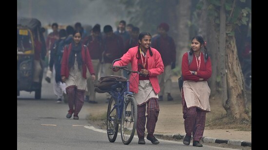 School students on the foggy cold day in Ludhiana (Gurpreet Singh/HT File)