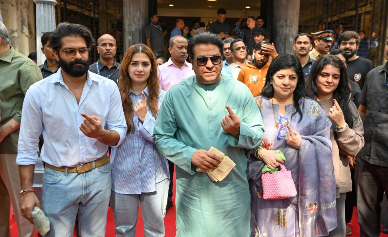 Raj Thackeray and family cast their vote at Balmohan Vidyamandir school in Dadar, Mumbai. (HT/ Raju Shinde) Raj Thackeray and family cast their vote at Balmohan Vidyamandir school in Dadar, Mumbai. (HT/ Raju Shinde)