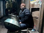 Every evening at seven, citizen Salman arrives at the gate, and sets up his food stall on one side of the street’s entrance. (HT Photo)