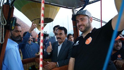<p>మంత్రి జూపల్లి కృష్ణారావు స్వయంగా బెలూన్లో విహరించి ఈ సాహస యాత్రను ప్రారంభించారు. గగనతలంలో సుమారు 13 కిలోమీటర్ల మేర గంటన్నర పాటు ఆయన ప్రయాణించారు.</p> <p>మంత్రి జూపల్లి కృష్ణారావు స్వయంగా బెలూన్లో విహరించి ఈ సాహస యాత్రను ప్రారంభించారు. గగనతలంలో సుమారు 13 కిలోమీటర్ల మేర గంటన్నర పాటు ఆయన ప్రయాణించారు.</p>