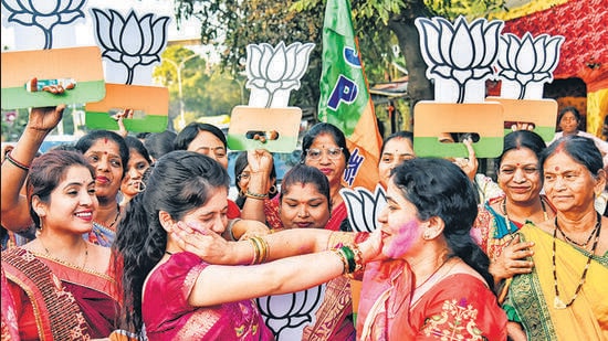 Nagpur, Jan 16 (ANI): BJP workers celebrate their party's victory in the Nagpur Municipal Corporation (NMC) elections, in Nagpur on Friday. (ANI Photo) (Ranjit Deshmukh)