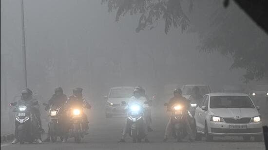 The India Meteorological Department (IMD) had issued an orange alert for the Majha and Doaba regions, citing dense fog on Friday morning. (HT Photo)