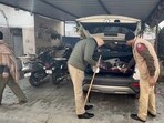 Police officials conduct a cordon and search operation under ‘Yudh Nashian Virudh’ campaign in Ludhiana on Saturday. (HT Photo) Police officials conduct a cordon and search operation under ‘Yudh Nashian Virudh’ campaign in Ludhiana on Saturday. (HT Photo)