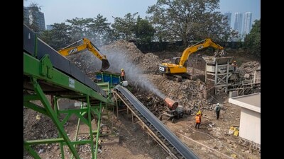 (Representative image) Officials say Basai plant now handles 1,200 tonne per day as RWAs flag lack of public awareness, missing circulars and unclear disposal procedures. (HT Archive)