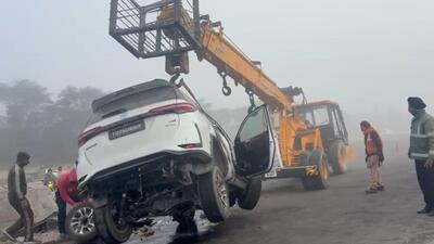A crane removing the vehicle in which five people, including a woman, from Gujarat were killed after it crashed into the road divider on the Bathinda-Dabwali highway on a foggy Saturday morning. (Sanjeev Kumar/HT)