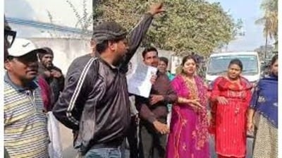 BLOর বাড়ি ঘেরাওয়ে ডোমজুড়ে উত্তেজনা BLOর বাড়ি ঘেরাওয়ে ডোমজুড়ে উত্তেজনা