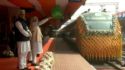 తొలి వందే భారత్ స్లీపర్ రైలు ప్రారంభం తొలి వందే భారత్ స్లీపర్ రైలు ప్రారంభం