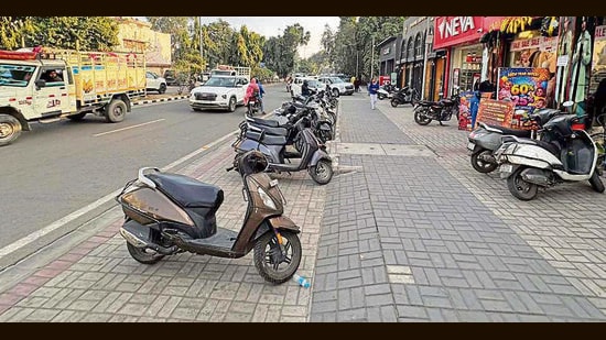 A footpath along Malhar Road slated for conversion into a dedicated cycle track under the project. (Manish/HT)