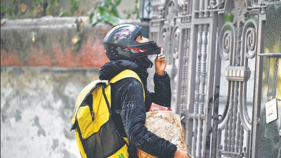 HT accompanied a Blinkit delivery rider on a nearly five-hour afternoon delivery spell. (Arvind Yadav/HT Photo)