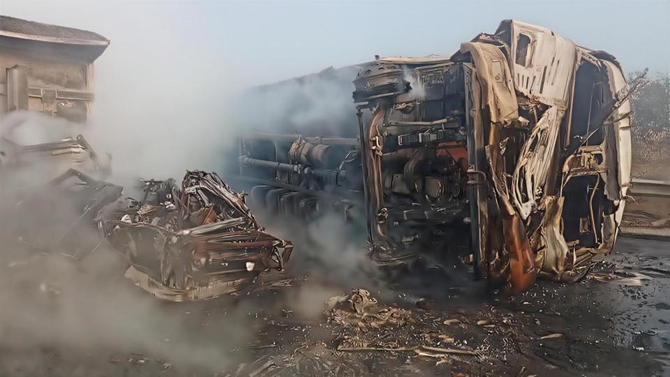 Two charred to death in KMP E-way crash | Hindustan Times