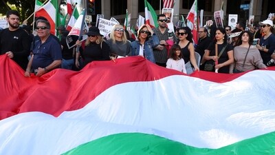People march with a giant flag in the colours of the Iranian flag, in support of nationwide protests in Iran, Los Angeles, California, U.S. January 18, 2026.  REUTERS/Jill Connelly (REUTERS)