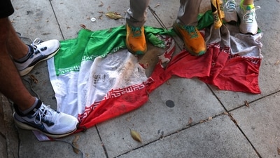 People step on an Iranian flag at a march in support of nationwide protests in Iran, Los Angeles, California, U.S., January 18, 2026.  REUTERS/Jill Connelly (REUTERS)