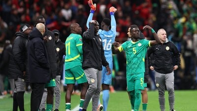 Senegal's Idrissa Gueye gestures to his teammates to leave the pitch after a penalty is awarded to Morocco. (REUTERS)