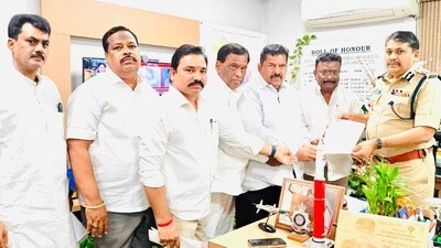 పోలీసులకు ఫిర్యాదు చేసిన బీఆర్ఎస్ నేతలు పోలీసులకు ఫిర్యాదు చేసిన బీఆర్ఎస్ నేతలు