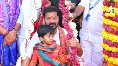 <p>మేడారంలో మనవడితో కలిసి నిలువత్తు బంగారాన్ని సమర్పించుకున్నారు సీఎం రేవంత్. గద్దెల ప్రాంగణంలో పైలాన్‌ను ఆవిష్కరించారు.</p> 